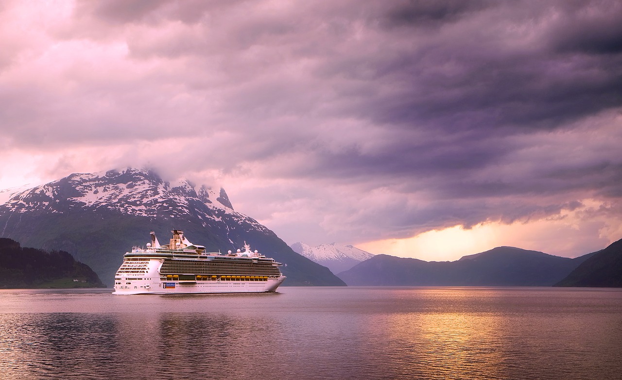 navire de croisière dans les fjords norvégiens
